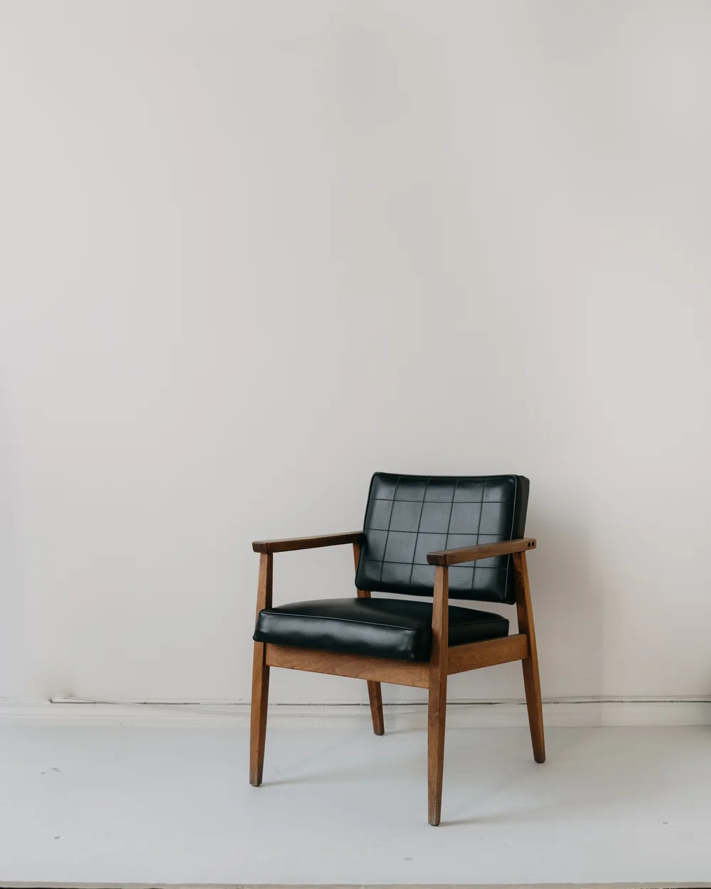 Butaca de brazos de madera con asiento y respaldo tapizados